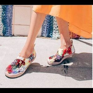 NWT- UIN Art of Walk canvas travel shoes size 8.5